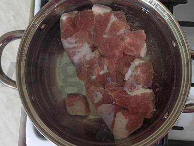 Skanus naminis šaltas patiekalas su vištienos kojelėmis Žingsnis 1