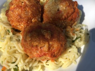 Žuvies kotletai pomidorų padaže pagrindine nuotrauka