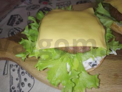 Namų burgeriai su vištienos kotletais Žingsnis 6