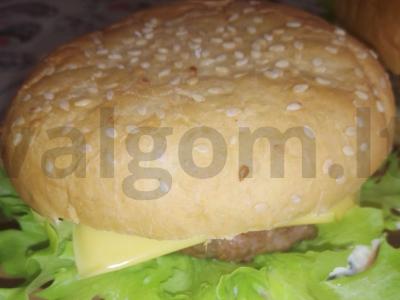 Namų burgeriai su vištienos kotletais pagrindine nuotrauka