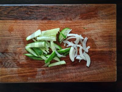 Šviežias salotas su kukurūzais ir agurkais Žingsnis 1