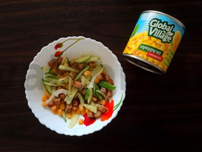 Šviežias salotas su kukurūzais ir agurkais pagrindine nuotrauka