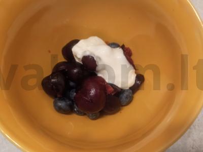 Desertas su mėlynėmis, vyšniomis ir varškės sūriu Žingsnis 1