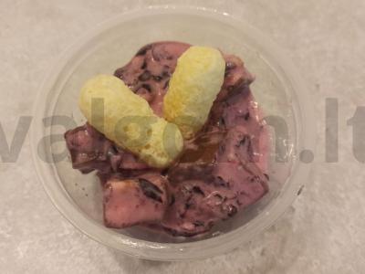 Desertas su mėlynėmis, vyšniomis ir varškės sūriu pagrindine nuotrauka