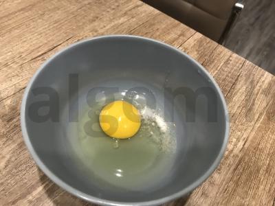 Originalus omletas pusryčiams su korėjietiška morkų salotomis ir sūriu Žingsnis 1