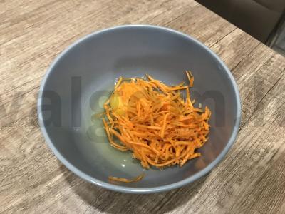 Originalus omletas pusryčiams su korėjietiška morkų salotomis ir sūriu Žingsnis 2