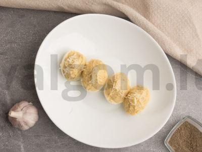 Įdaryti kiaušiniai su lydytu sūriu ir česnaku pagrindine nuotrauka