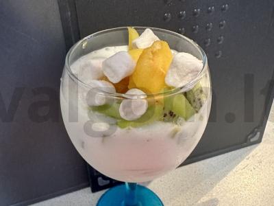 Namų jogurtas su vaisiais ir zefyrais pagrindine nuotrauka