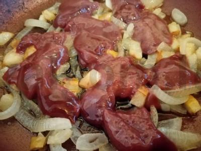 Aštrus vištienos kepenė su kriauše Žingsnis 4