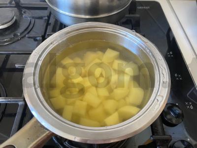 Oro pyragėliai su bulvėmis, svogūnais ir džiovintais česnakais Žingsnis 2