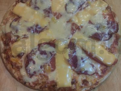 Patingėlių pica su sūrio kumpiu ir adžika pagrindine nuotrauka