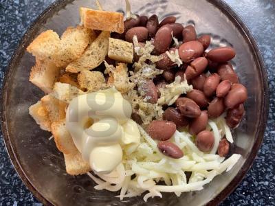 Salotos su pupelėmis, sūriu, česnaku ir sausainiais Žingsnis 2