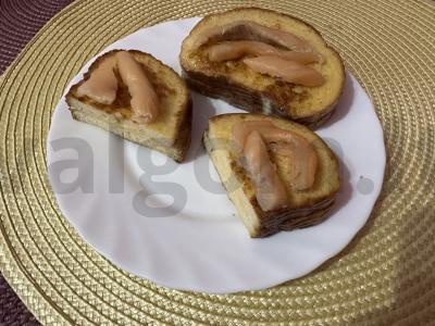 Originali bruschetta su upėtakiu ir sūriu pagrindine nuotrauka