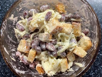 Salotos su pupelėmis, sūriu, česnaku ir sausainiais pagrindine nuotrauka