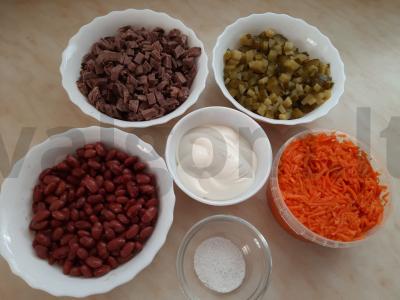 Salotos su raudonaisiais pupelėmis, jautiena ir korėjietiška morkų salotomis Žingsnis 1