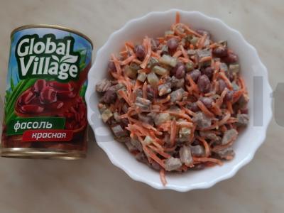 Salotos su raudonaisiais pupelėmis, jautiena ir korėjietiška morkų salotomis pagrindine nuotrauka