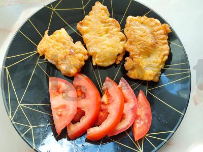 Baltoji žuvis kvietinių miltų tešloje pagrindine nuotrauka