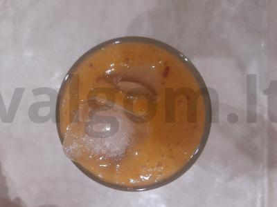 Originalus moliūgų sulčių, datulių ir bananų kokteilis pagrindine nuotrauka