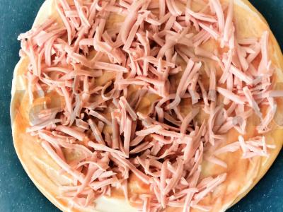 Pica „Penkios minutės“ su virta dešra ir kietuoju sūriu Žingsnis 3