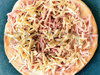 Pica „Penkios minutės“ su virta dešra ir kietuoju sūriu Žingsnis 4