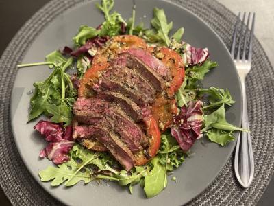 Steak salotas pagrindine nuotrauka