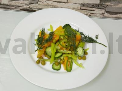 Aštrus daržovių salotas iš geltonų pomidorų su aštriu pipiru pagrindine nuotrauka