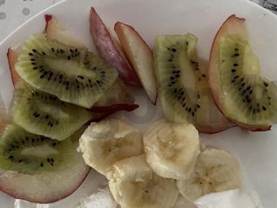 Vaisių salotos su ledais ir šokoladiniais dragė Žingsnis 2