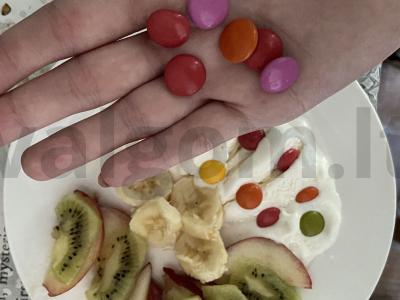 Vaisių salotos su ledais ir šokoladiniais dragė Žingsnis 3