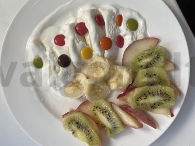 Vaisių salotos su ledais ir šokoladiniais dragė Žingsnis 4