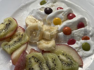 Vaisių salotos su ledais ir šokoladiniais dragė pagrindine nuotrauka