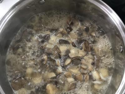 Grybų sriuba ant mėsos sultinio Žingsnis 3