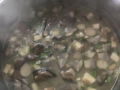 Grybų sriuba ant mėsos sultinio pagrindine nuotrauka