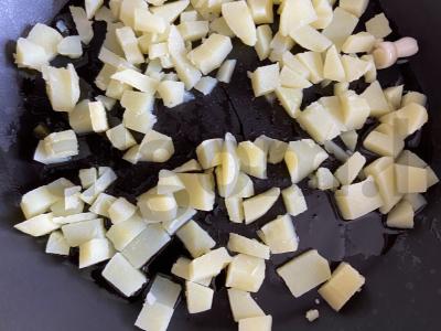 Originalus salotas su bulvėmis, keptomis kiaušinyje Žingsnis 3