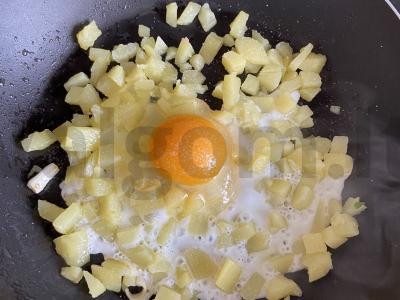 Originalus salotas su bulvėmis, keptomis kiaušinyje Žingsnis 4