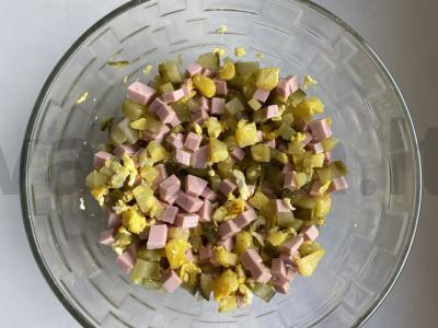 Originalus salotas su bulvėmis, keptomis kiaušinyje pagrindine nuotrauka