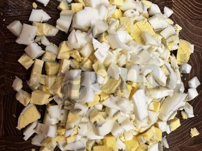 Pupelių ir marinuotų agurkų salotas Žingsnis 2