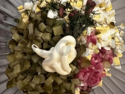 Pupelių ir marinuotų agurkų salotas Žingsnis 4