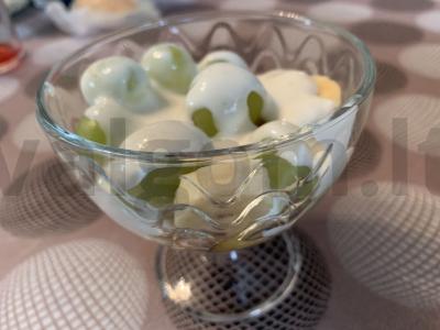 Vaisių salotas su grietine pagrindine nuotrauka