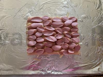 Auksinė pica su dvigubu sūriu ir Vienos dešrelėmis Žingsnis 6