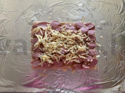 Auksinė pica su dvigubu sūriu ir Vienos dešrelėmis Žingsnis 7