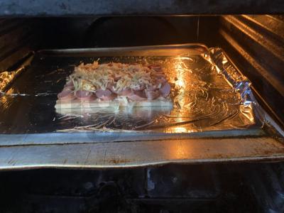 Auksinė pica su dvigubu sūriu ir Vienos dešrelėmis Žingsnis 8