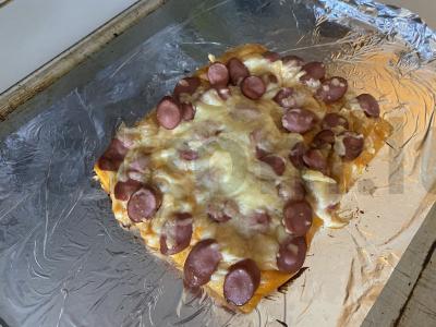 Auksinė pica su dvigubu sūriu ir Vienos dešrelėmis pagrindine nuotrauka