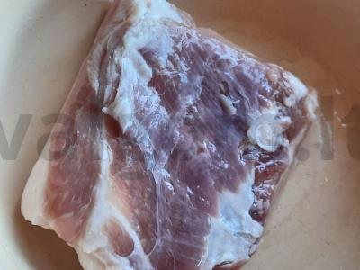 Troškinta bulvė su svogūnais ant lašinukų Žingsnis 1