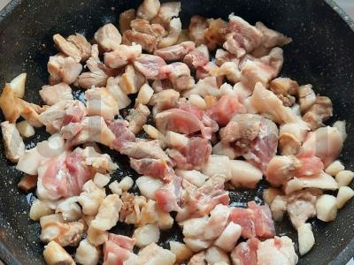 Troškinta bulvė su svogūnais ant lašinukų Žingsnis 2