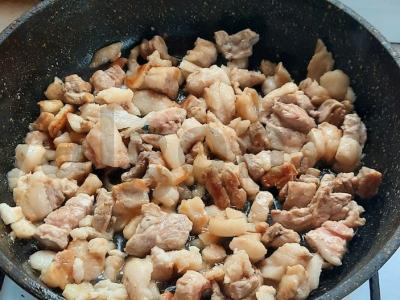 Troškinta bulvė su svogūnais ant lašinukų Žingsnis 3