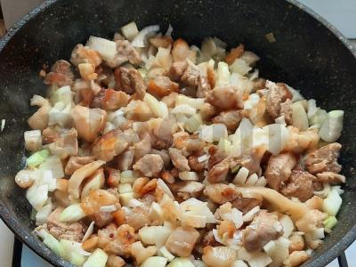 Troškinta bulvė su svogūnais ant lašinukų Žingsnis 5