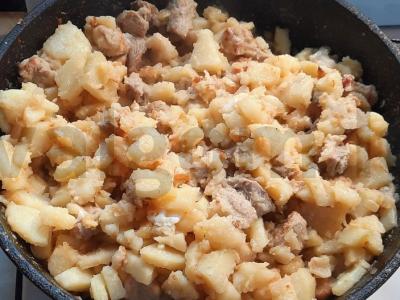 Troškinta bulvė su svogūnais ant lašinukų Žingsnis 10