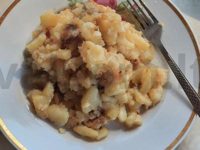 Troškinta bulvė su svogūnais ant lašinukų pagrindine nuotrauka