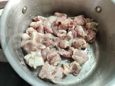 Kiaulienos troškinys su bulvėmis, morkomis ir svogūnais Žingsnis 3