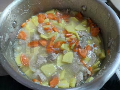 Kiaulienos troškinys su bulvėmis, morkomis ir svogūnais Žingsnis 5